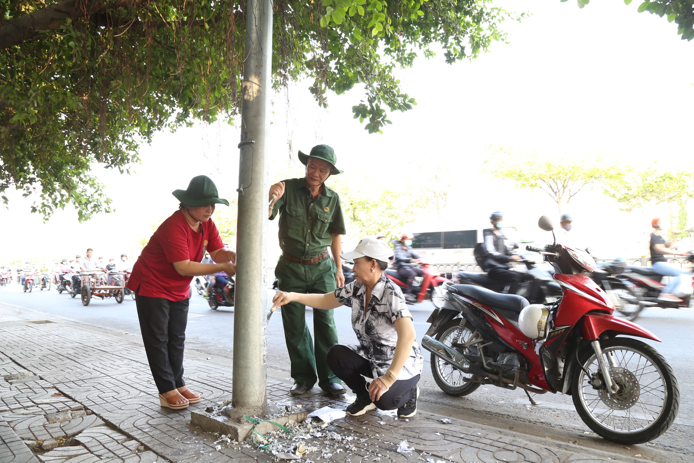 Là thành viên Hội Cựu chiến binh, ông Đặng Đình Bình nhiệt tình tham gia nhiều công việc, phong trào vì cộng đồng tại địa phương như đảm bảo an ninh trật tự, dọn dẹp hành vi lấn chiếm lòng lề đường, nhắc nhở người dân đeo khẩu trang trong thời gian dịch bệnh phức tạp... "Địa phương phát động thì mình hưởng ứng để đóng góp một phần công sức nhỏ vào phong trào chung, giúp cộng đồng được tốt đẹp hơn", ông Bình chia sẻ. Là thành viên Hội Cựu chiến binh, ông Đặng Đình Bình nhiệt tình tham gia nhiều công việc, phong trào vì cộng đồng tại địa phương như đảm bảo an ninh trật tự, dọn dẹp hành vi lấn chiếm lòng lề đường, nhắc nhở người dân đeo khẩu trang trong thời gian dịch bệnh phức tạp... "Địa phương phát động thì mình hưởng ứng để đóng góp một phần công sức nhỏ vào phong trào chung, giúp cộng đồng được tốt đẹp hơn", ông Bình chia sẻ.