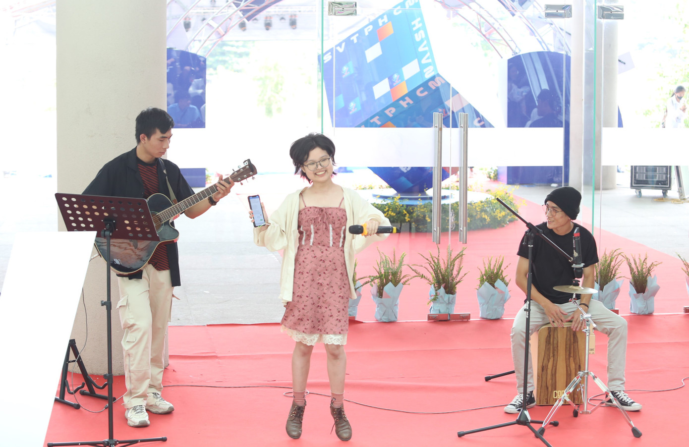 Các bạn trẻ tham gia góp tiết mục văn nghệ giao lưu trong không gian đại hội. Ảnh: Ngô Tùng