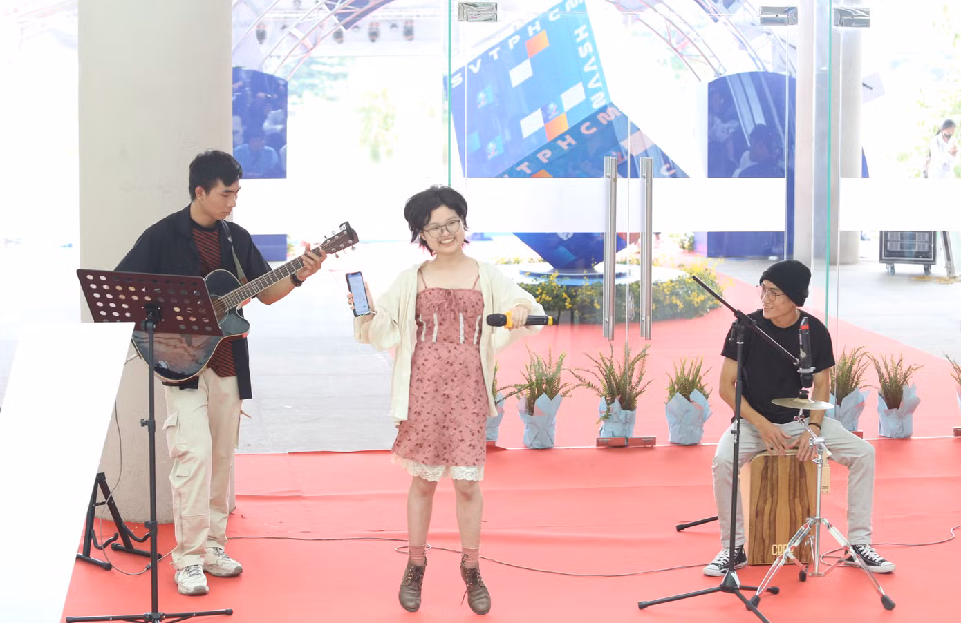Các bạn trẻ tham gia góp tiết mục văn nghệ giao lưu trong không gian đại hội. Ảnh: Ngô Tùng