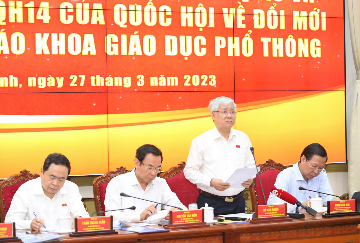 Chủ tịch Ủy ban MTTQ Việt Nam Đỗ Văn Chiến trao đổi tại buổi làm việc.