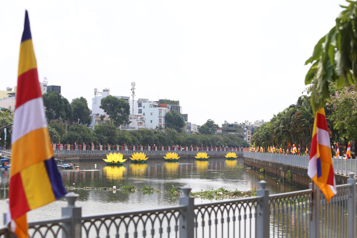 Trước khi đặt xuống nước, các tòa sen được thiết kế, thi công chỉn chu, kỹ lưỡng với sự tham gia của các chư tôn đức, tăng ni, phật tử... nhằm thể hiện lòng tôn kính gửi lên chư Phật trong mùa Phật đản 2023 (từ 26/5 đến 2/6/2023, tức 8/4 đến 15/4 năm Quý Mão).