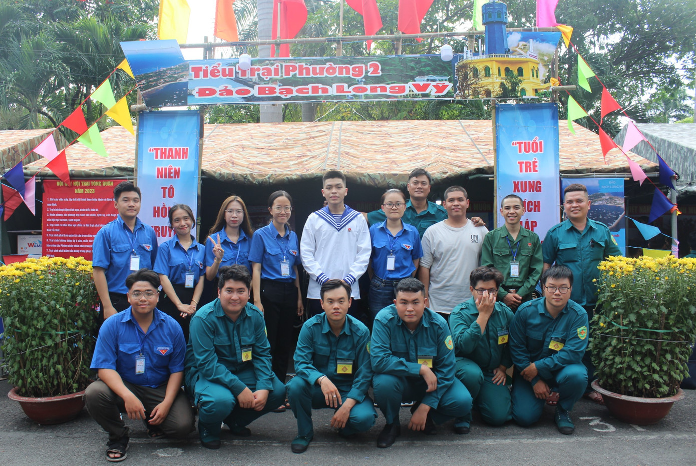 Quỳnh Châu chụp ảnh cùng các thanh niên trên địa bàn quận Tân Bình tại Hội trại tòng quân trước ngày nhập ngũ.