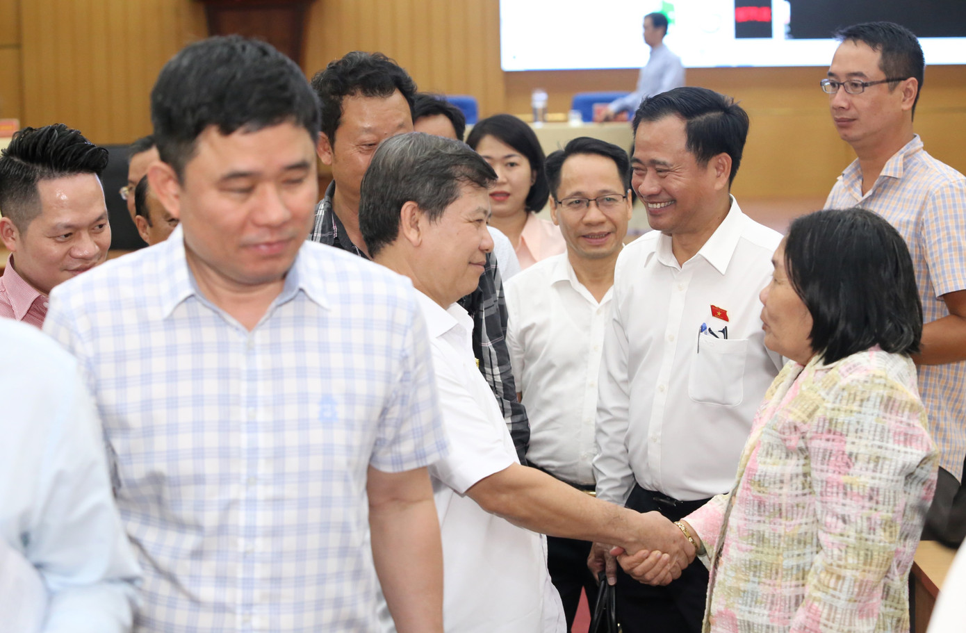 ĐBQH Lê Minh Trí và ĐBQH Lê Thanh Phong gặp gỡ cử tri quận 8 sau buổi họp. Ảnh: Ngô Tùng ĐBQH Lê Minh Trí và ĐBQH Lê Thanh Phong gặp gỡ cử tri quận 8 sau buổi họp. Ảnh: Ngô Tùng