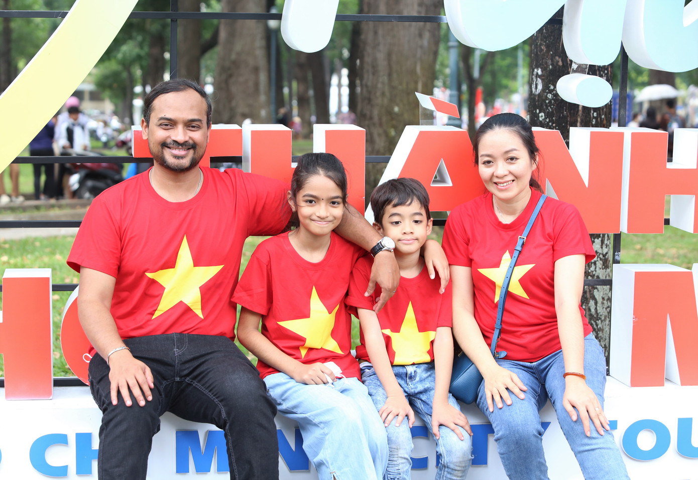 Không gian check-in do ngành du lịch TPHCM chuẩn bị luôn đắt khách đến chụp ảnh lưu niệm. Trưa 30/4, chị Đặng Ngọc Trúc Anh (ngụ quận 4) cùng người chồng người nước ngoài và hai con thong thả tản bộ ở khu vực trung tâm TPHCM trong bộ đồng phục rực rỡ cờ đỏ sao vàng. "Hôm nay kỷ niệm ngày Giải phóng miền Nam, gia đình mình cùng mặc bộ đồ này chụp ảnh cho đẹp", chị Anh Trúc phấn khởi cho biết.