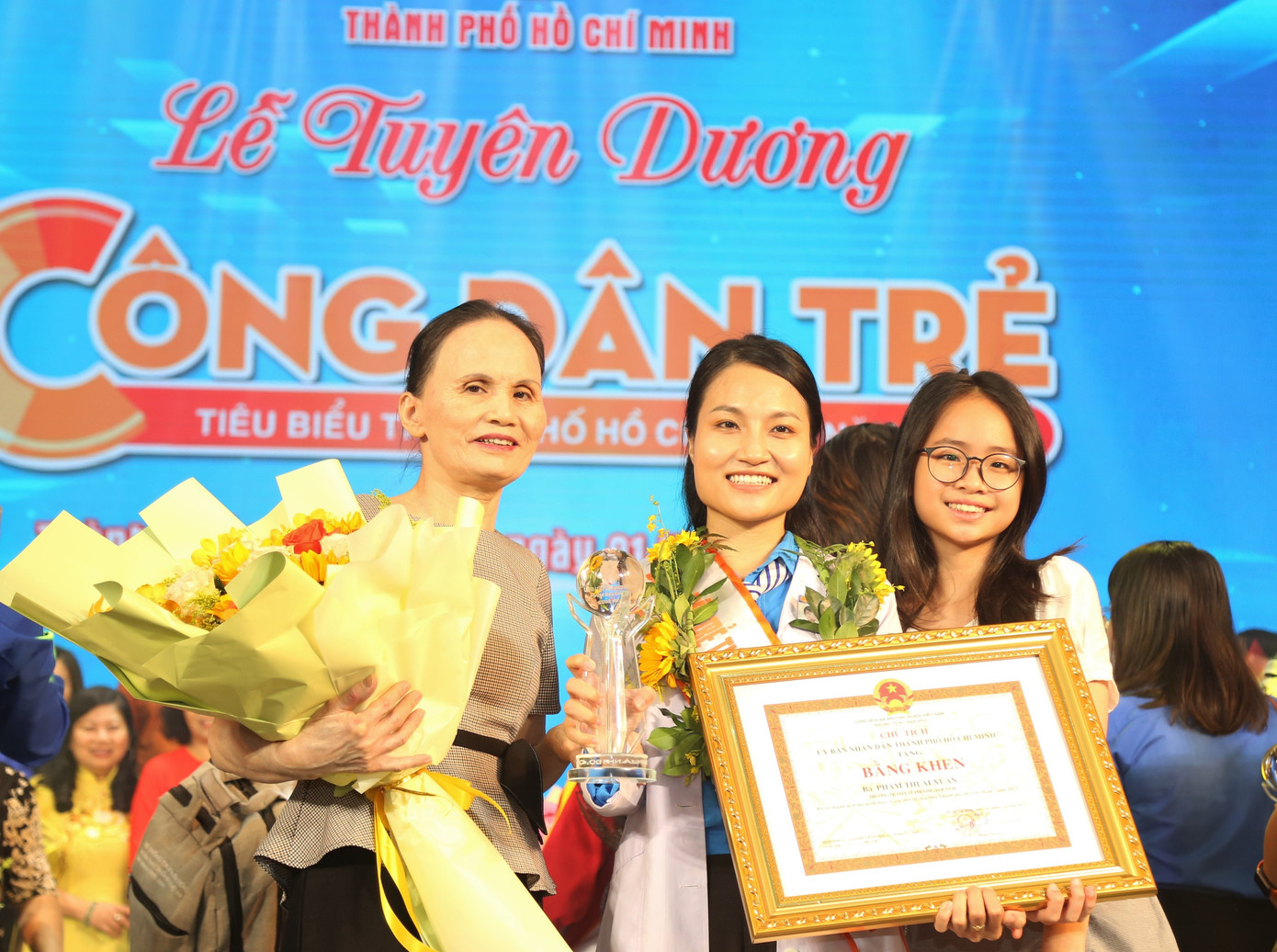 BS. Ái Xuân nhận được nhiều phần thưởng xứng đáng ssau những tháng ngày cống hiến. - Ảnh: Ngô Tùng BS. Ái Xuân nhận được nhiều phần thưởng xứng đáng ssau những tháng ngày cống hiến. - Ảnh: Ngô Tùng