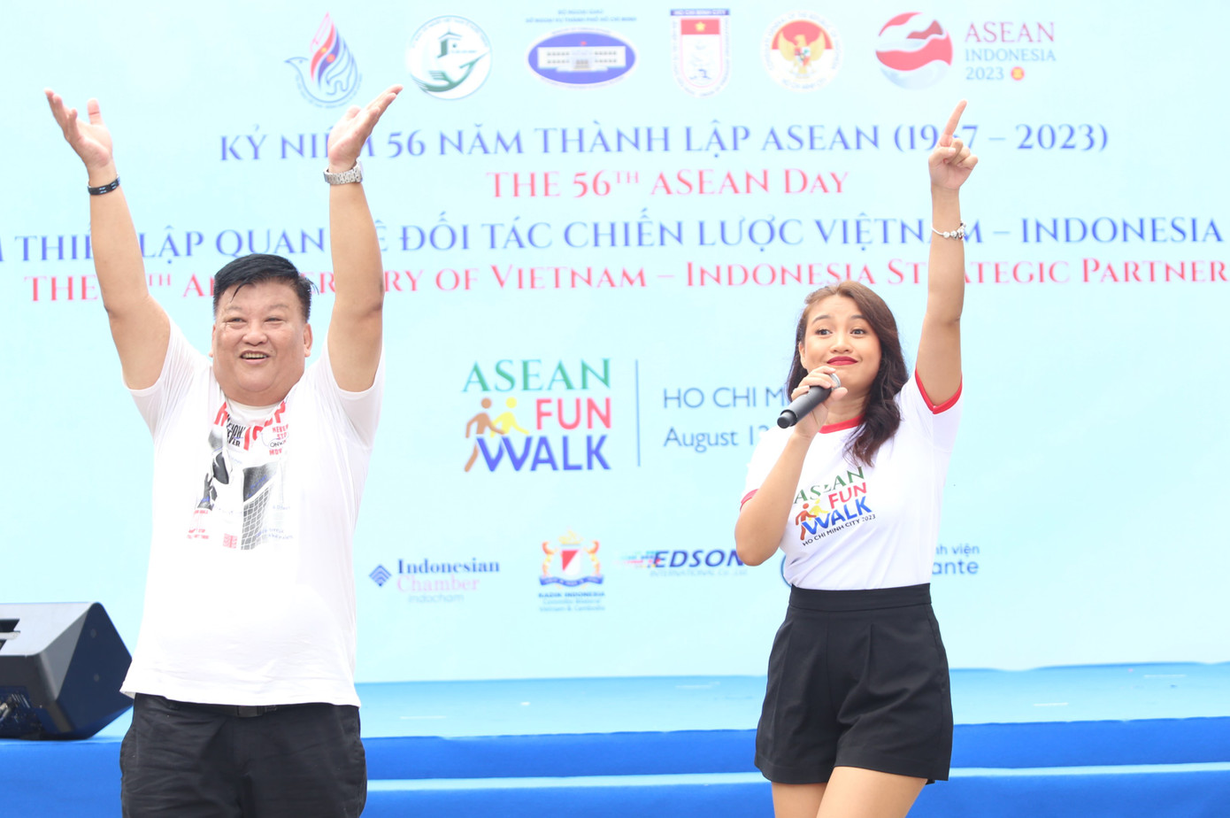 Chị Thirana (Lãnh sự quán Indonesia tại TPHCM) hứng khởi trình diễn ca khúc quen thuộc về Sài Gòn - TPHCM bằng lời Việt. Chị Thirana (Lãnh sự quán Indonesia tại TPHCM) hứng khởi trình diễn ca khúc quen thuộc về Sài Gòn - TPHCM bằng lời Việt.