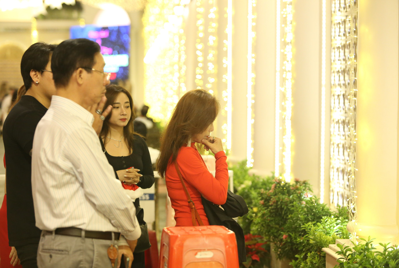 Đây cũng là dịp các gia đình đến thăm, tưởng nhớ đến những người thân đã khuất.