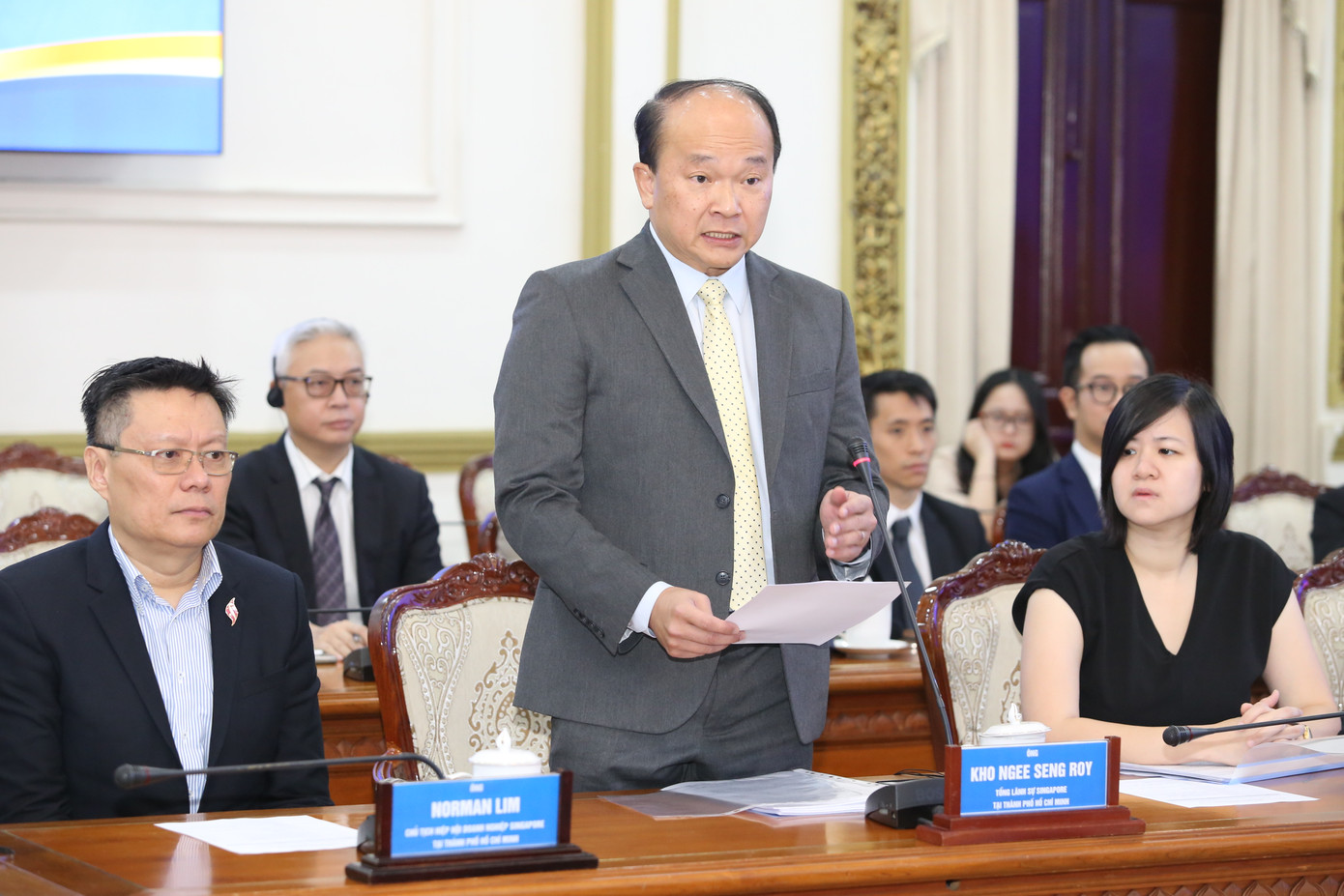 Tổng Lãnh sự Singapore tại TPHCM nêu ý kiến tại buổi đối thoại. Ảnh: Ngô Tùng.