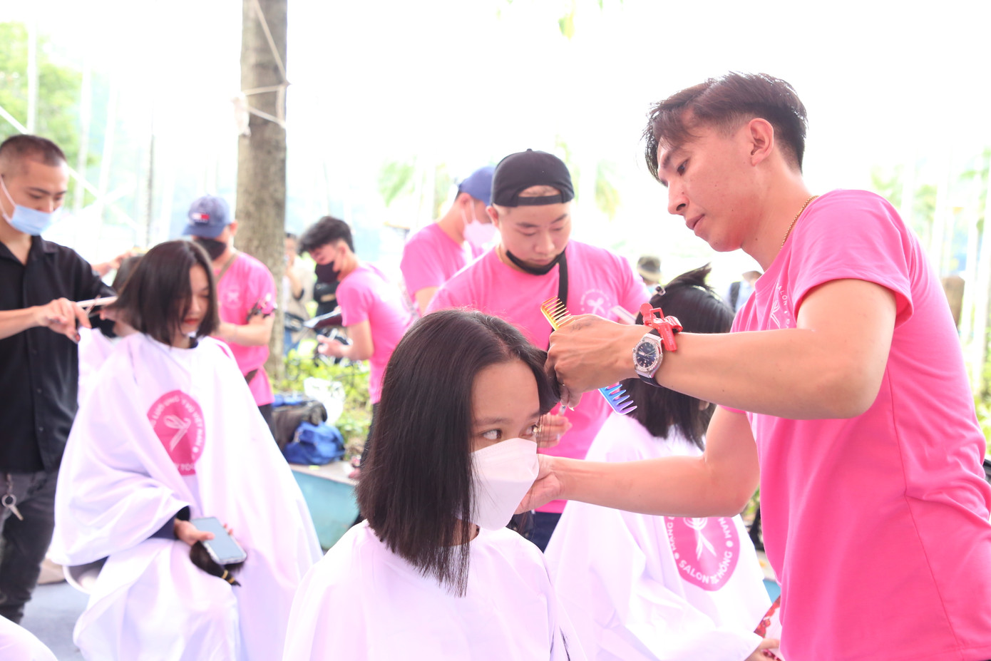 Salon của anh Đỗ Huy Tâm (quận 10, TPHCM) đã chuẩn bị kỹ lưỡng từ trước khi diễn ra sự kiện. Anh Tâm chia sẻ, khi biết tin có cơ hội đến cắt tóc tại ngày hội Nón hồng năm nay, anh đã chỉ dẫn cho đội ngũ thợ và học viên những kiến thức liên quan và rèn luyện tay nghề để có thể đóng góp tốt nhất cho ngày hội.