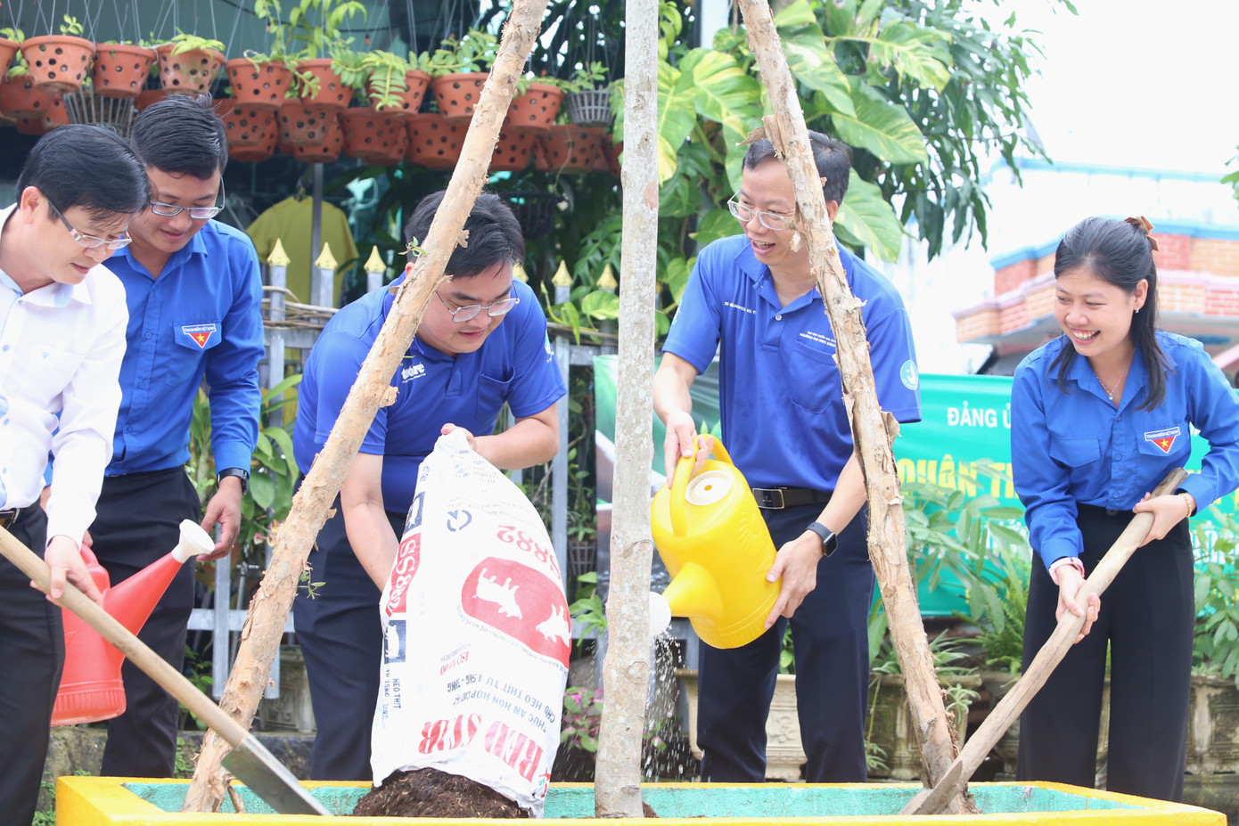 Đoàn công tác đã khánh thành công trình xây dựng mới sân chơi thiếu nhi, điểm sinh hoạt cộng đồng tại tổ 19 (ấp An Hoà, xã An Thới Đông).