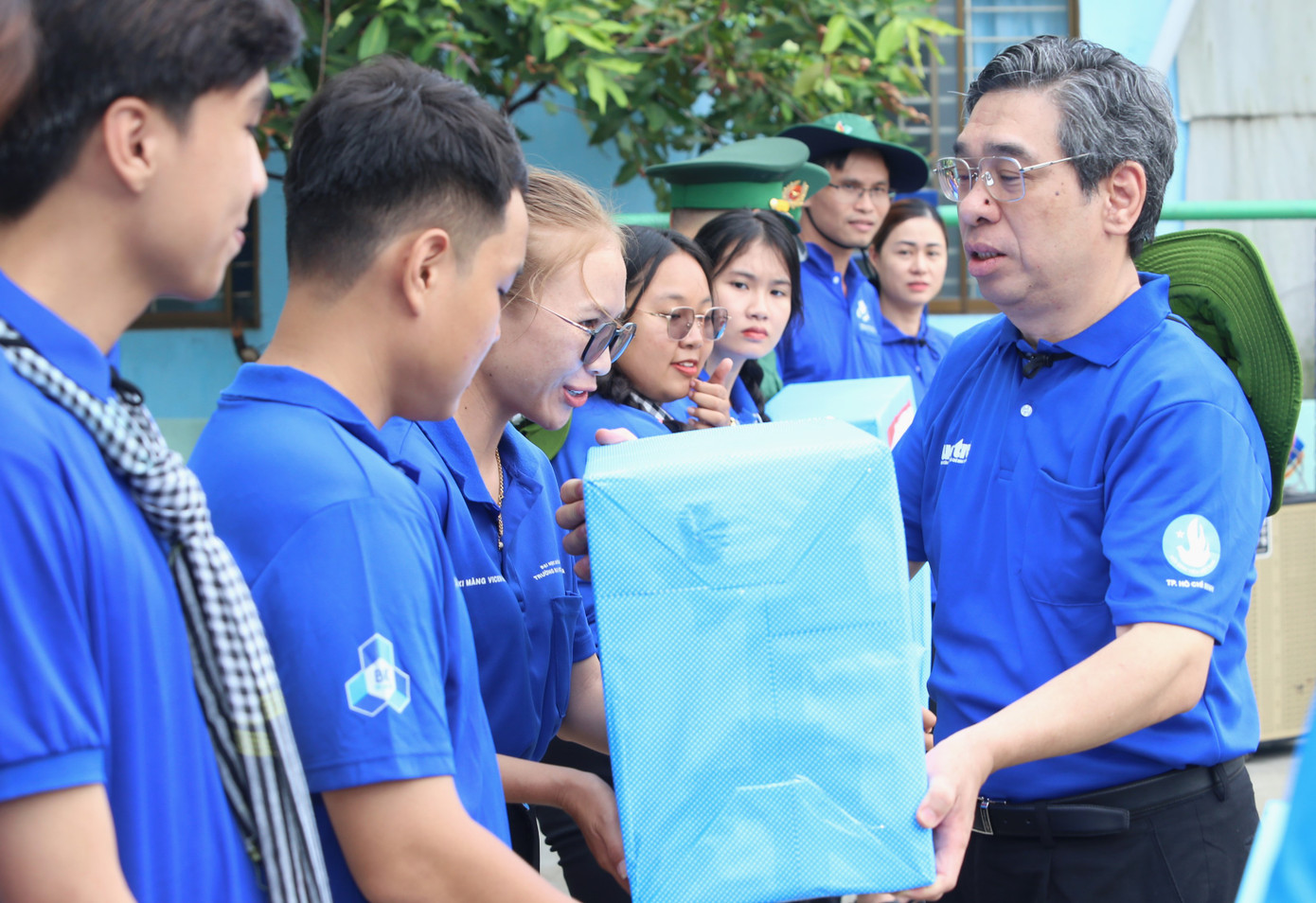 Trưởng ban Tổ chức Thành uỷ TPHCM Nguyễn Phước Lộc đã trao quà của lãnh đạo TPHCM cho các chiến sĩ tình nguyện Mùa hè xanh.