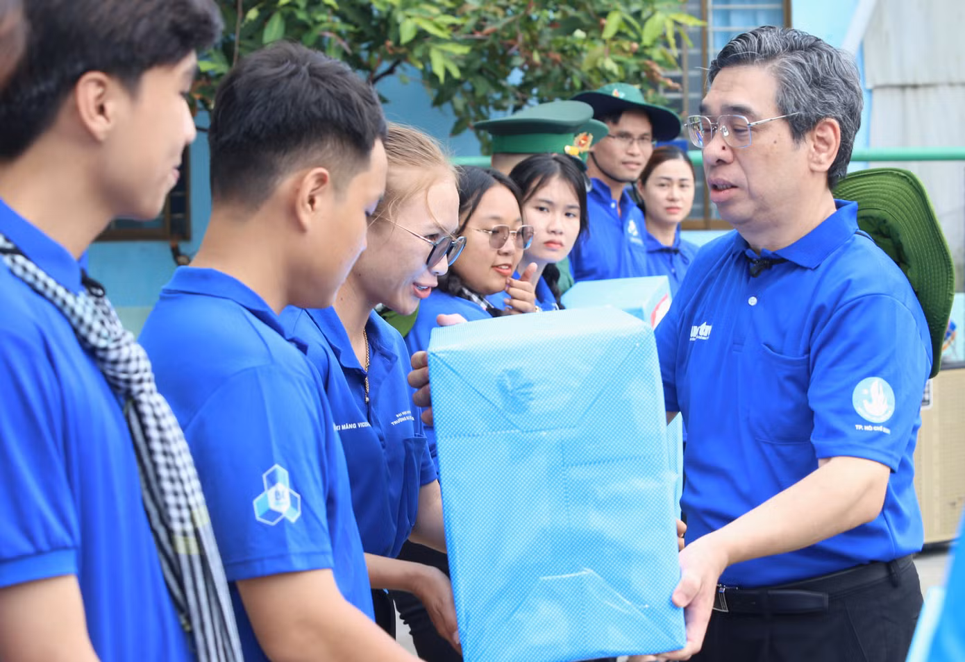 Trưởng ban Tổ chức Thành uỷ TPHCM Nguyễn Phước Lộc đã trao quà của lãnh đạo TPHCM cho các chiến sĩ tình nguyện Mùa hè xanh. Trưởng ban Tổ chức Thành uỷ TPHCM Nguyễn Phước Lộc đã trao quà của lãnh đạo TPHCM cho các chiến sĩ tình nguyện Mùa hè xanh.