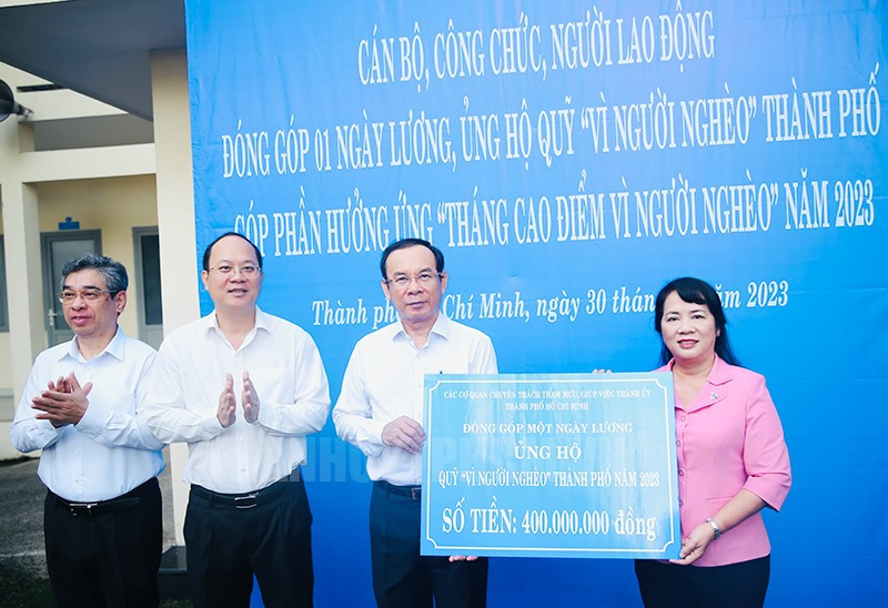 Thường trực Thành uỷ TPHCM trao bảng tượng trưng kinh phí đóng góp 1 ngày lương ủng hộ Quỹ “Vì người nghèo” thành phố. Ảnh: Thành uỷ TPHCM Thường trực Thành uỷ TPHCM trao bảng tượng trưng kinh phí đóng góp 1 ngày lương ủng hộ Quỹ “Vì người nghèo” thành phố. Ảnh: Thành uỷ TPHCM