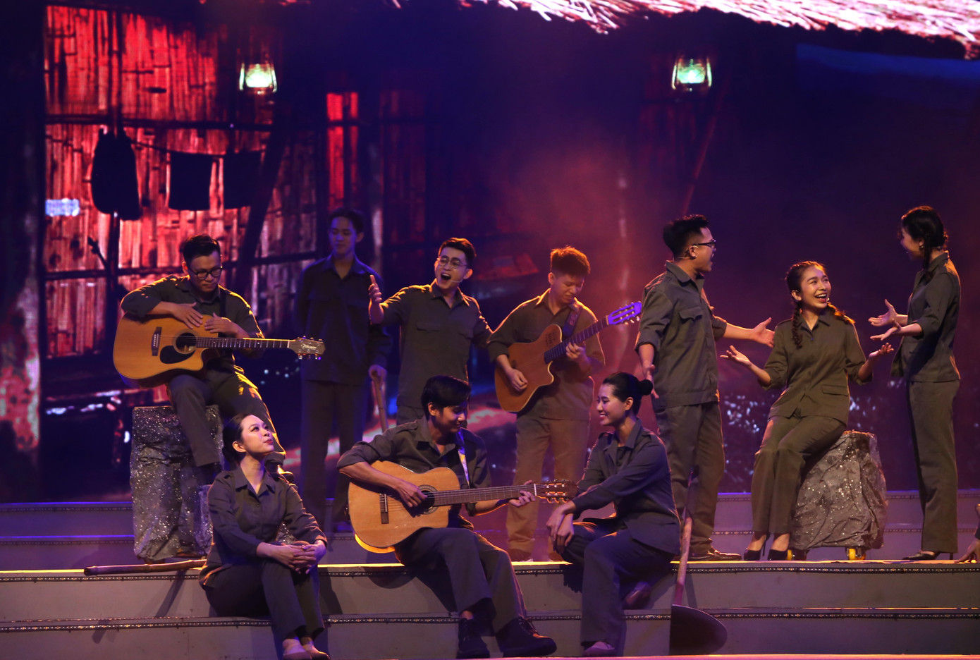 Bài hát Như khúc tình ca (qua phần hòa giọng của nhóm nhạc Aria Arts Center) với giai điệu sôi nổi khắc họa hình ảnh hàng vạn thanh niên thành phố đã không ngại gian khó, đăng ký tham gia lực lượng Thanh niên xung phong, tích cực khai hoang, phục hóa ở những vùng đất từng một thời hoang hóa...