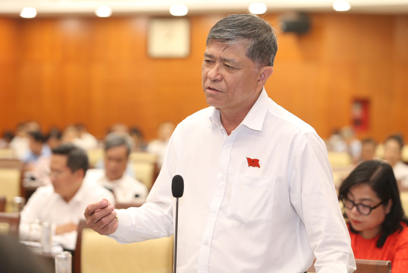 Giám đốc Sở GD&ĐT TPHCM Nguyễn Văn Hiếu trao đổi ý kiến với các đại biểu HĐND TPHCM. Giám đốc Sở GD&ĐT TPHCM Nguyễn Văn Hiếu trao đổi ý kiến với các đại biểu HĐND TPHCM.