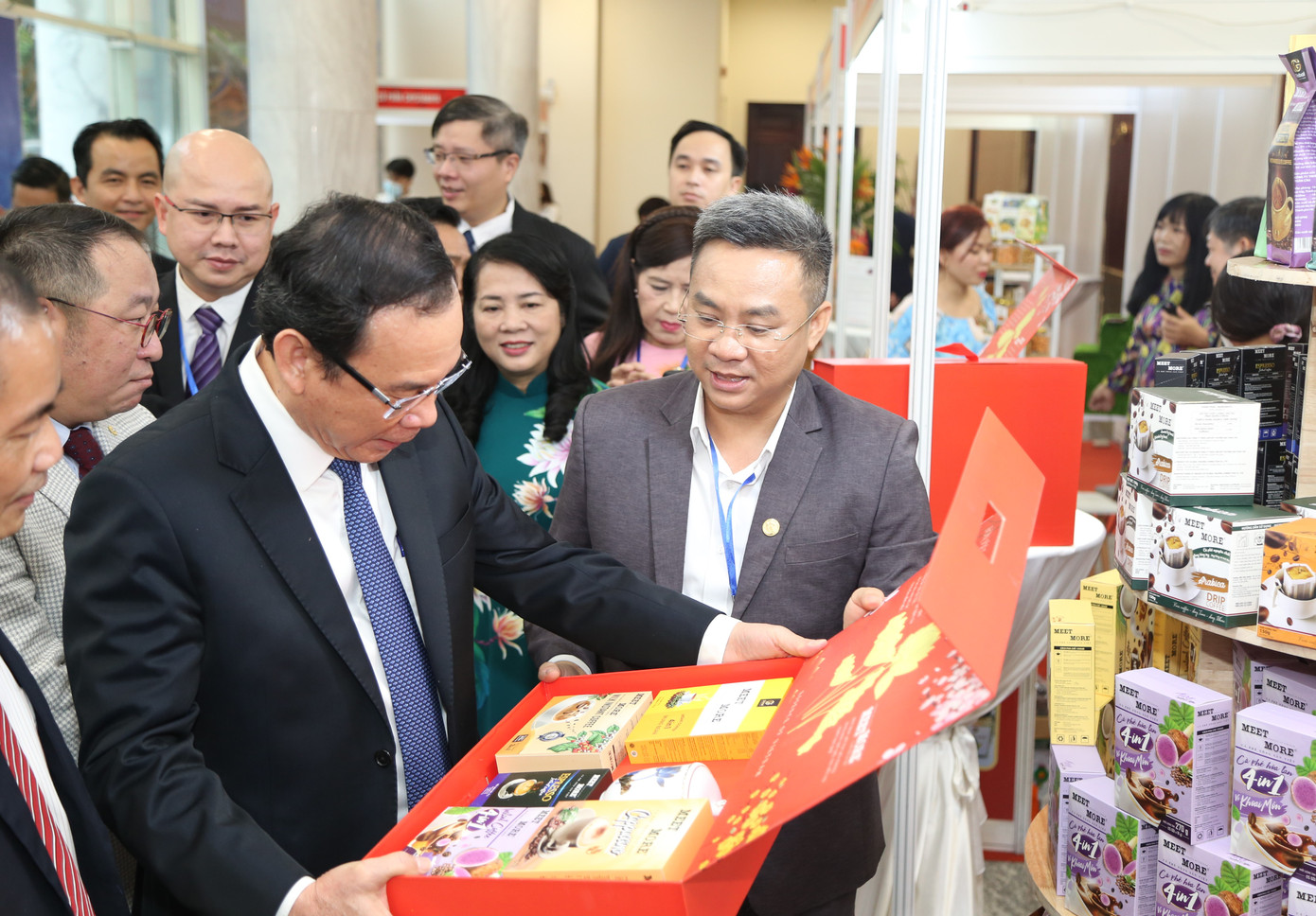 Bí thư Thành ủy TPHCM Nguyễn Văn Nên tham quan các gian hàng sản phẩm của kiều bào tiêu biểu. Bí thư Thành ủy TPHCM Nguyễn Văn Nên tham quan các gian hàng sản phẩm của kiều bào tiêu biểu.