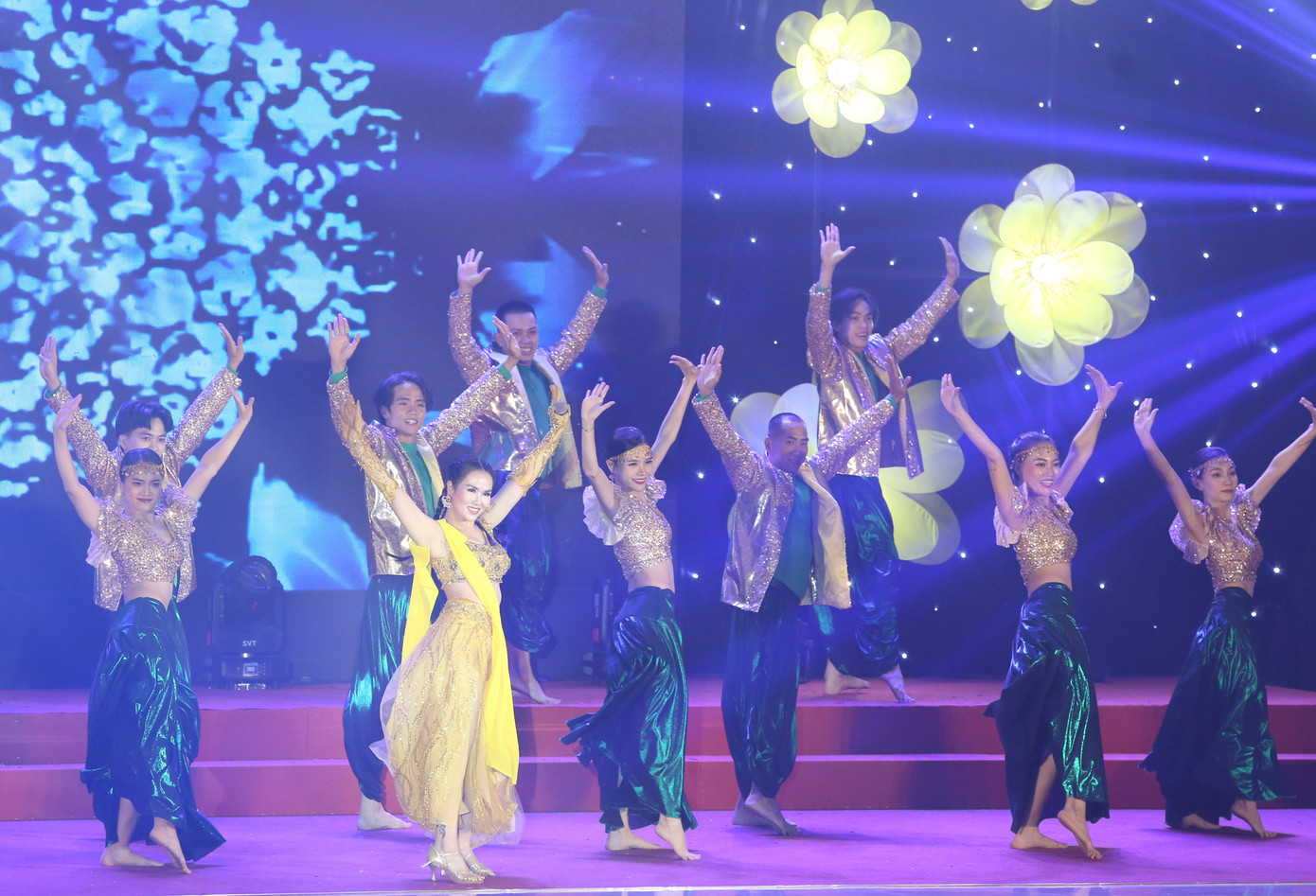 Võ Hạ Trâm gửi tặng khán giả bản hit 20 triệu view của cô - Về với em.