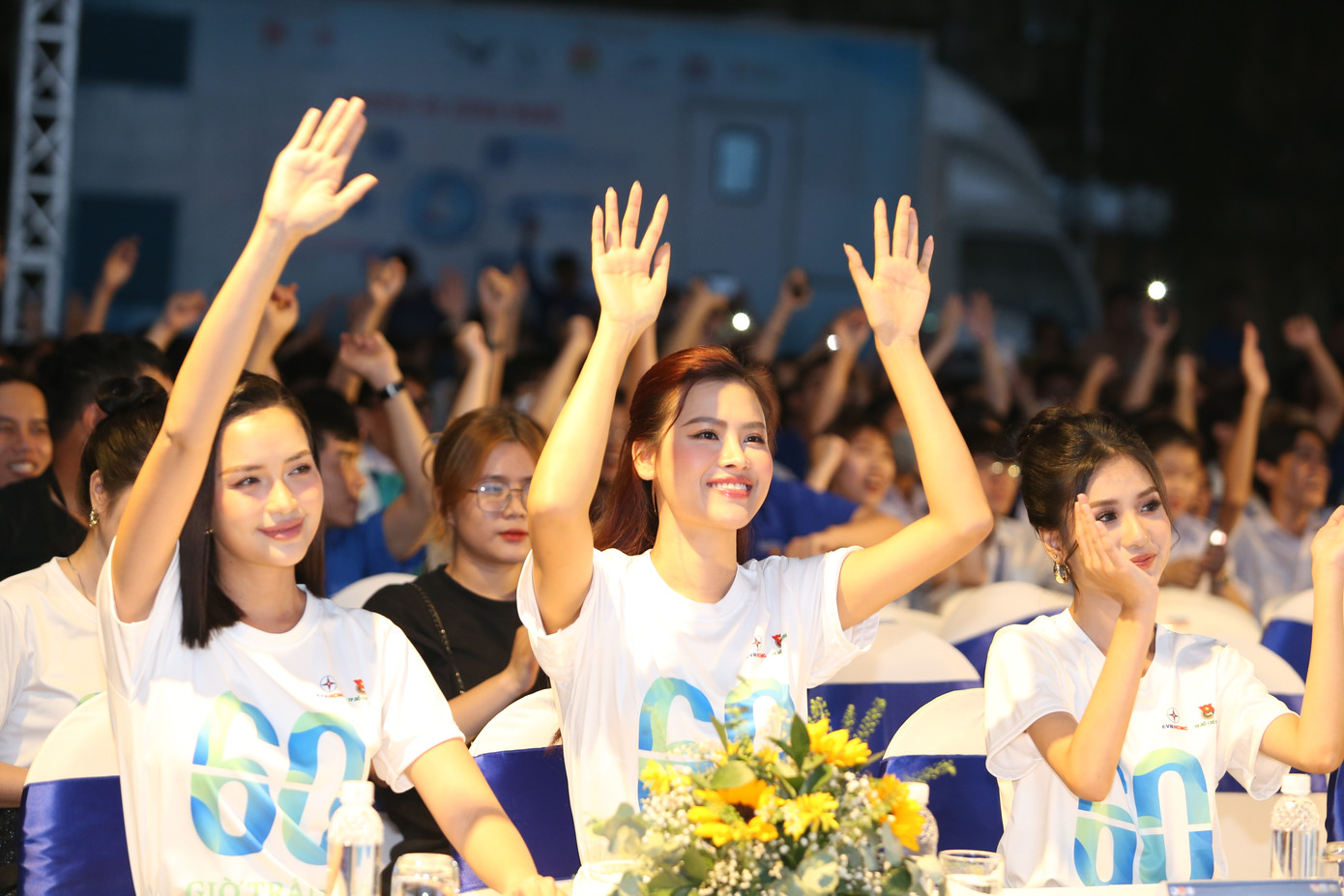 Đồng hành, lan tỏa ý nghĩa chương trình ngoài Hoa hậu Môi trường Thế giới 2023 Nguyễn Thanh Hà còn có Hoa hậu Hoàn vũ Việt Nam 2022 Nguyễn Thị Ngọc Châu (bìa phải), Hoa hậu Trái đất Việt Nam 2020 Thái Thị Hoa (giữa) cùng nhiều ca sĩ trẻ nổi tiếng.