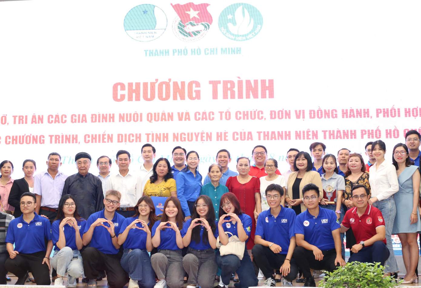 Lãnh đạo Thành Đoàn TPHCM cùng bạn trẻ chụp ảnh lưu niệm với các đại diện các gia đình nuôi quân.