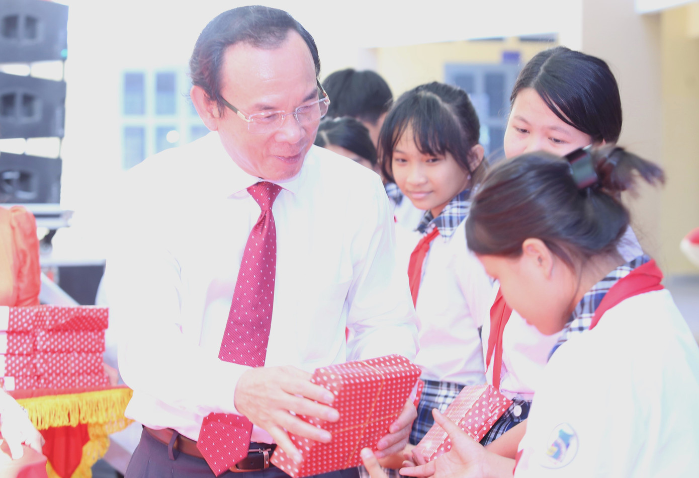 Bí thư Thành ủy TPHCM Nguyễn Văn Nên trao quà cho các em học sinh Trường THCS Nguyễn Thị Bé. Ảnh: Ngô Tùng Bí thư Thành ủy TPHCM Nguyễn Văn Nên trao quà cho các em học sinh Trường THCS Nguyễn Thị Bé. Ảnh: Ngô Tùng