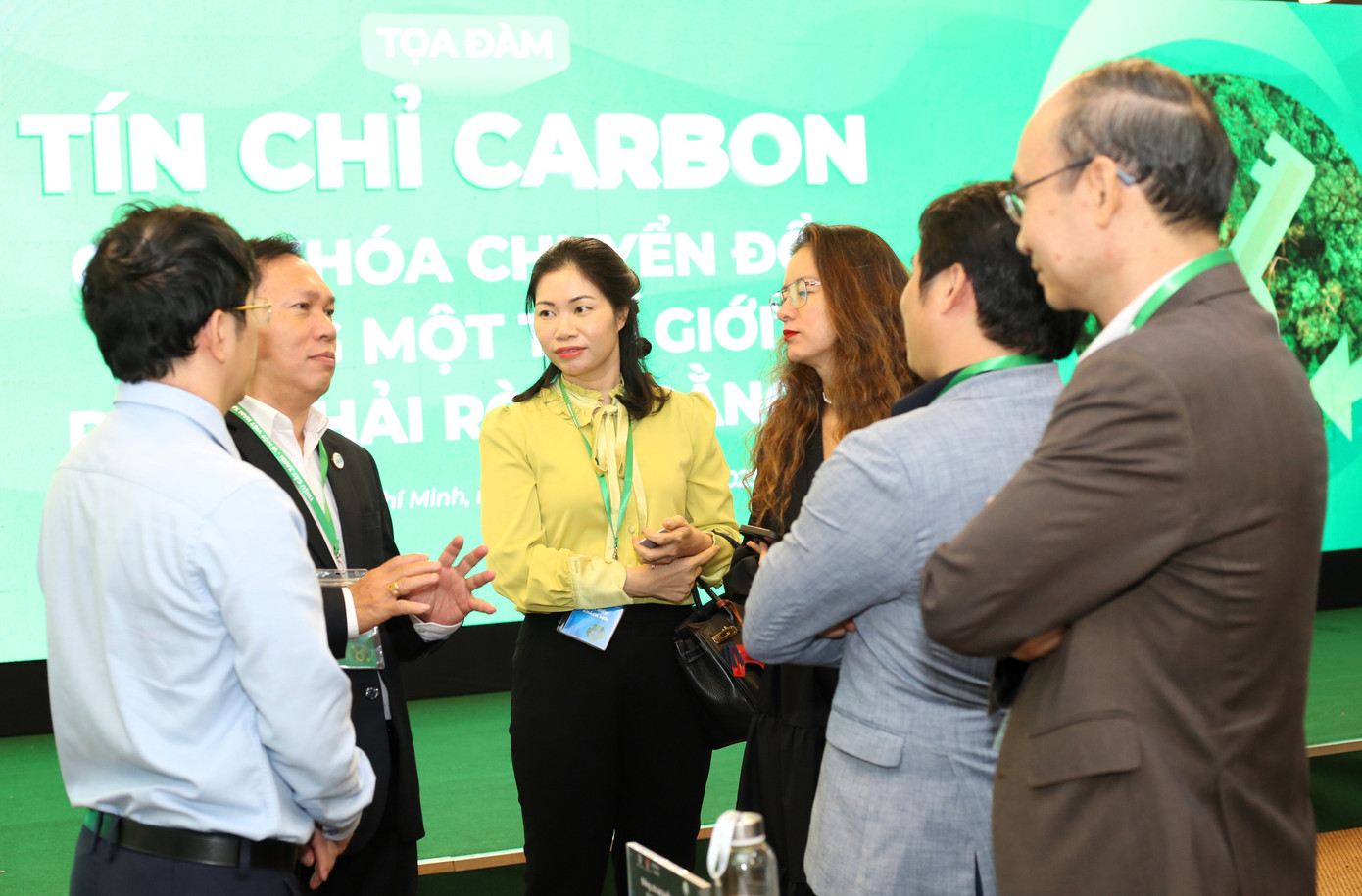 Các chuyên gia trao đổi bên lề buổi tọa đàm. Ảnh: Ngô Tùng