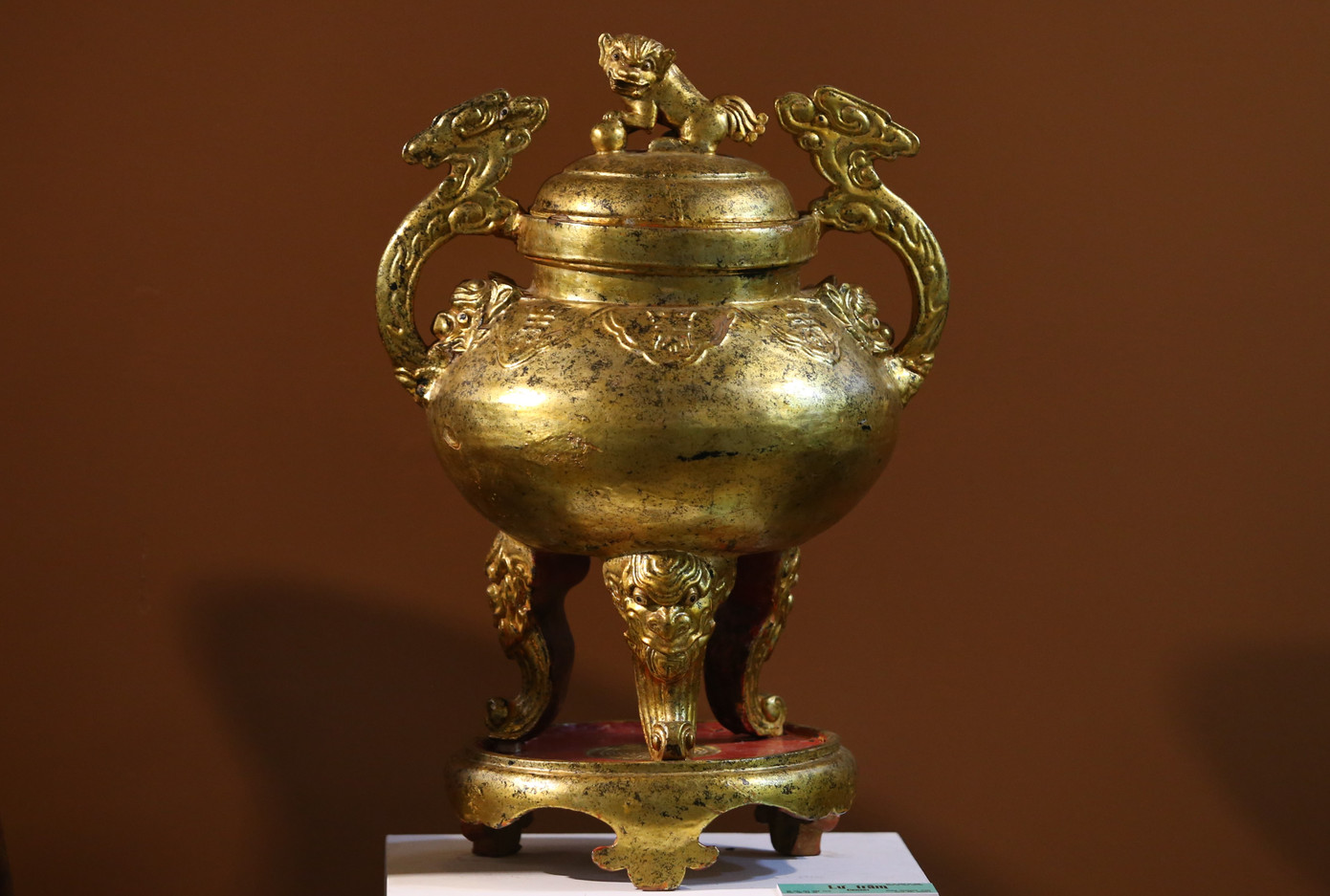 Chiếc lư trầm bằng gỗ sơn son thếp vàng in hằn dấu tích cổ xưa. Hiện vật này được chế tác đầu thế kỷ XX và được chủ nhân Huỳnh Chí Thanh sưu tập.