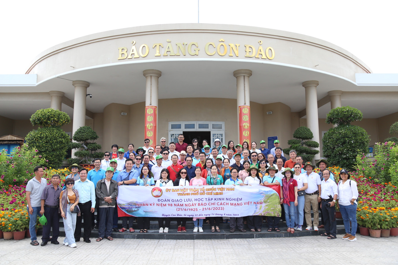 Đoàn hành trình chụp ảnh lưu niệm tại Bảo tàng Côn Đảo. Đoàn hành trình chụp ảnh lưu niệm tại Bảo tàng Côn Đảo.