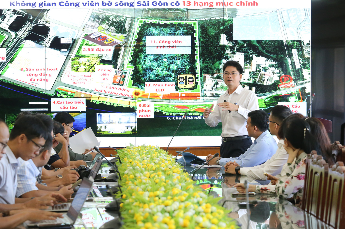 Ông Lưu Văn Tấn thông tin tiến độ thực hiện các hạng mục thuộc công viên bờ sông Sài Gòn. Ảnh: Ngô Tùng.