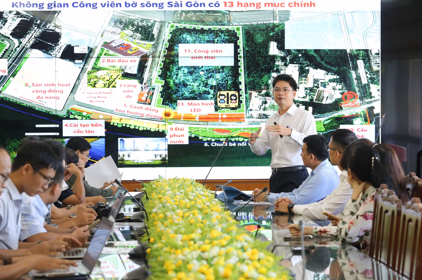 Ông Lưu Văn Tấn thông tin tiến độ thực hiện các hạng mục thuộc công viên bờ sông Sài Gòn. Ảnh: Ngô Tùng.