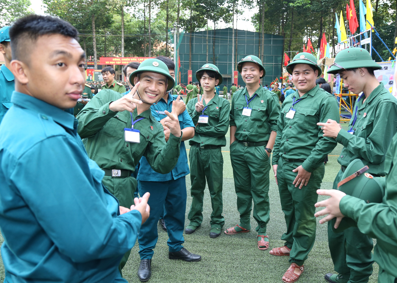 Tân binh phấn khởi tại ngày hội.