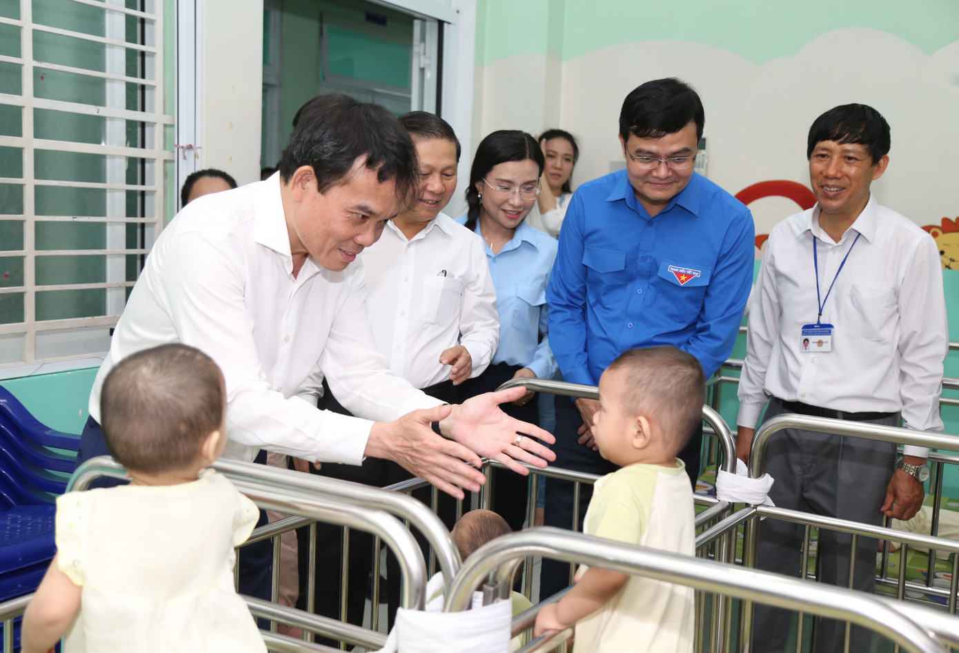 Sau buổi lễ trao quà ở hội trường, đoàn công tác đã đến các phòng nuôi dưỡng để thăm hỏi, động viên các em nhỏ.