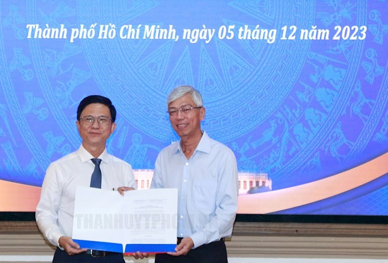 Phó Chủ tịch UBND TPHCM Võ Văn Hoan (bên phải) trao quyết định bổ nhiệm cho ông Lê Văn Thu. Ảnh: Thành ủy TPHCM Phó Chủ tịch UBND TPHCM Võ Văn Hoan (bên phải) trao quyết định bổ nhiệm cho ông Lê Văn Thu. Ảnh: Thành ủy TPHCM
