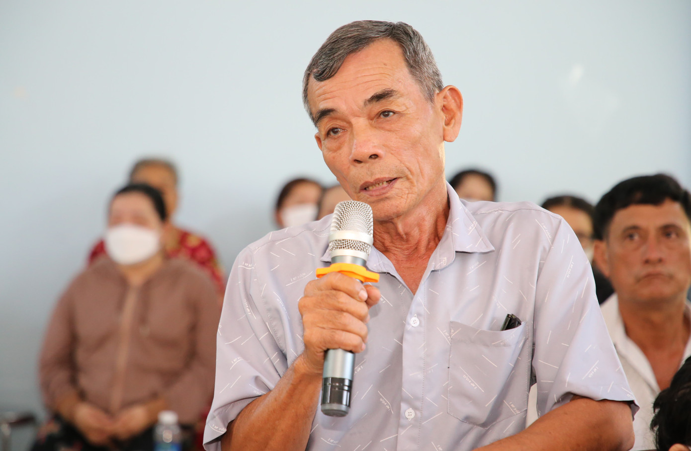 Bà con nhân dân ấp Bình Thuận góp ý, kiến nghị với lãnh đạo thành phố, địa phương. Ảnh: Ngô Tùng