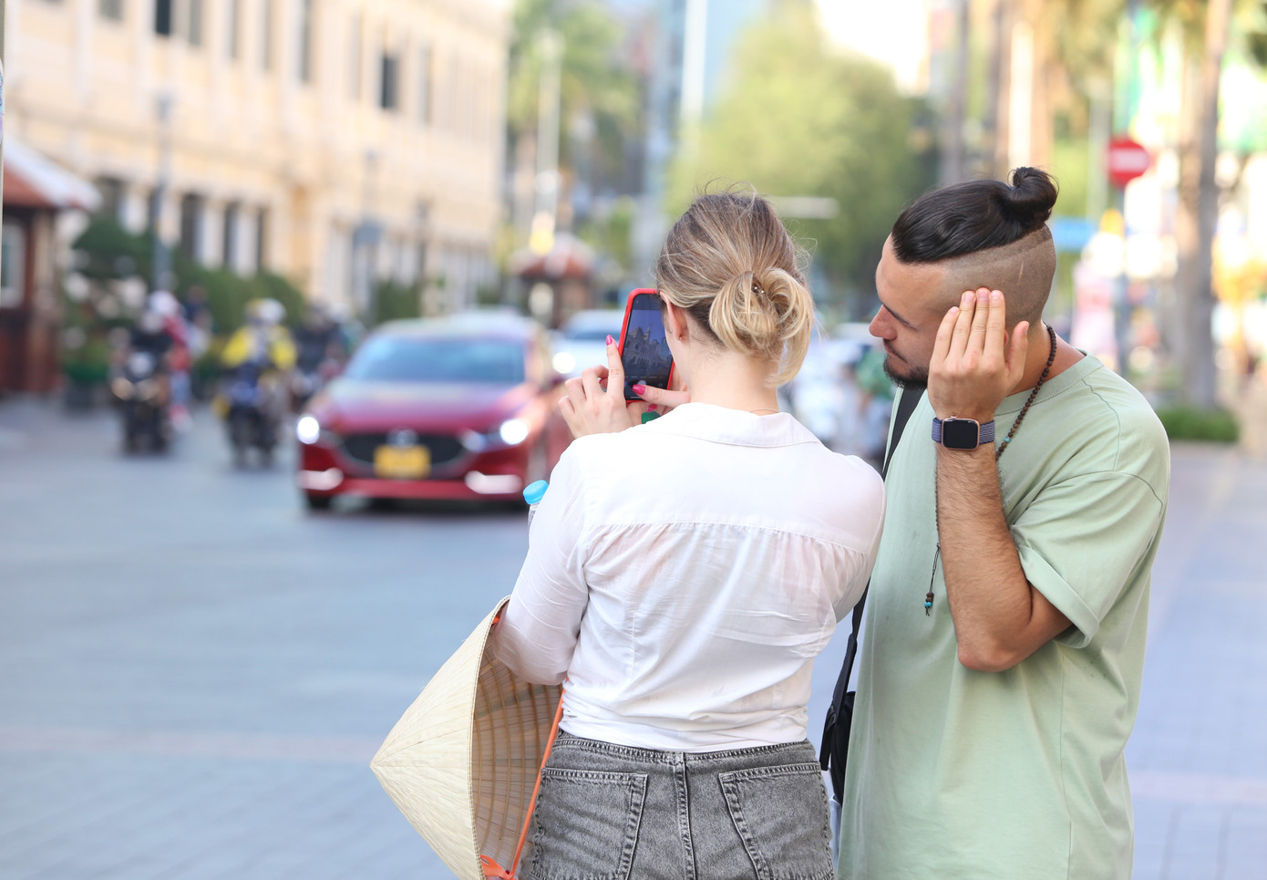 Đôi du khách ghi lại hình ảnh tòa nhà trụ sở HĐND - UBND TPHCM chiều 22/4.