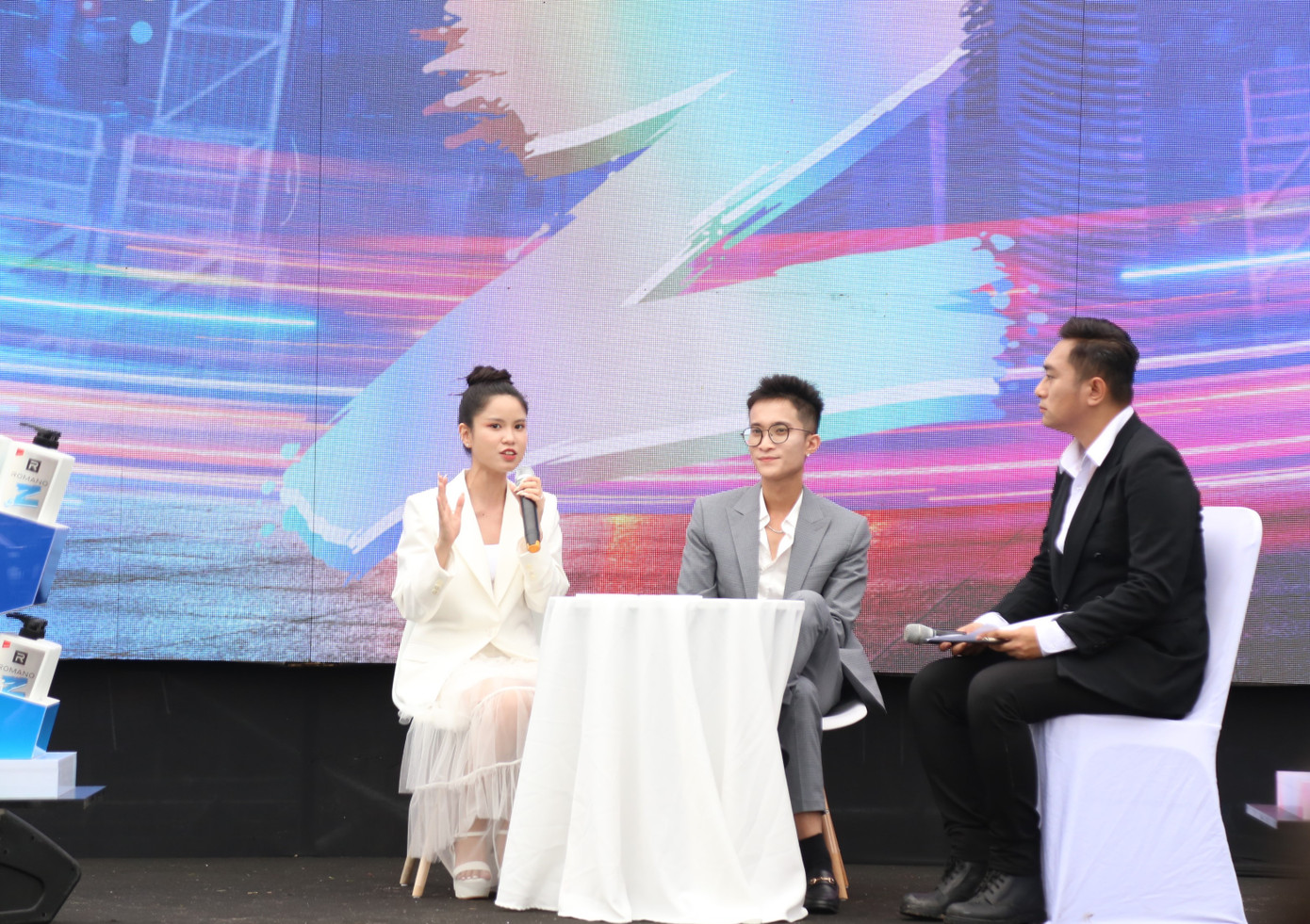 Trong khuôn khổ Ngày hội sinh viên, đông đảo bạn trẻ nội trú Ký túc xá cùng sinh viên các trường lân cận Khu đô thị ĐHQG TPHCM có dịp trải nghiệm nhiều không gian, sân chơi sôi động, lý thú. Trong ảnh: Bộ đôi sáng tạo nội dung Tizi - Đích Lép giao lưu với các bạn trẻ Gen Z về chủ đề xây dựng hình ảnh cá nhân trong cộng đồng.