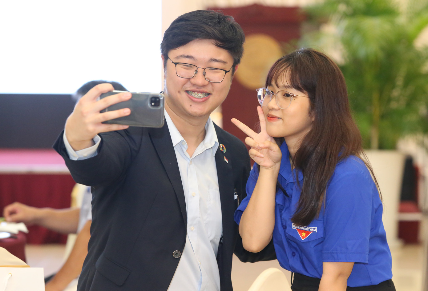 Đại biểu Singapore lưu niệm với nữ thanh niên Việt Nam. Ảnh: Ngô Tùng Đại biểu Singapore lưu niệm với nữ thanh niên Việt Nam. Ảnh: Ngô Tùng