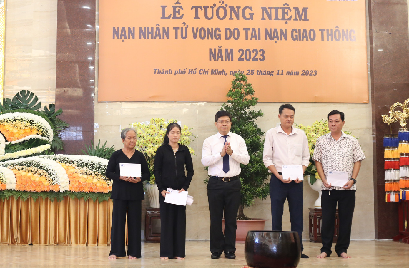 Ban ATGT TPHCM tặng quà sẻ chia với gia đình có người mất, người bị thương tích do TNGT. Ban ATGT TPHCM tặng quà sẻ chia với gia đình có người mất, người bị thương tích do TNGT.