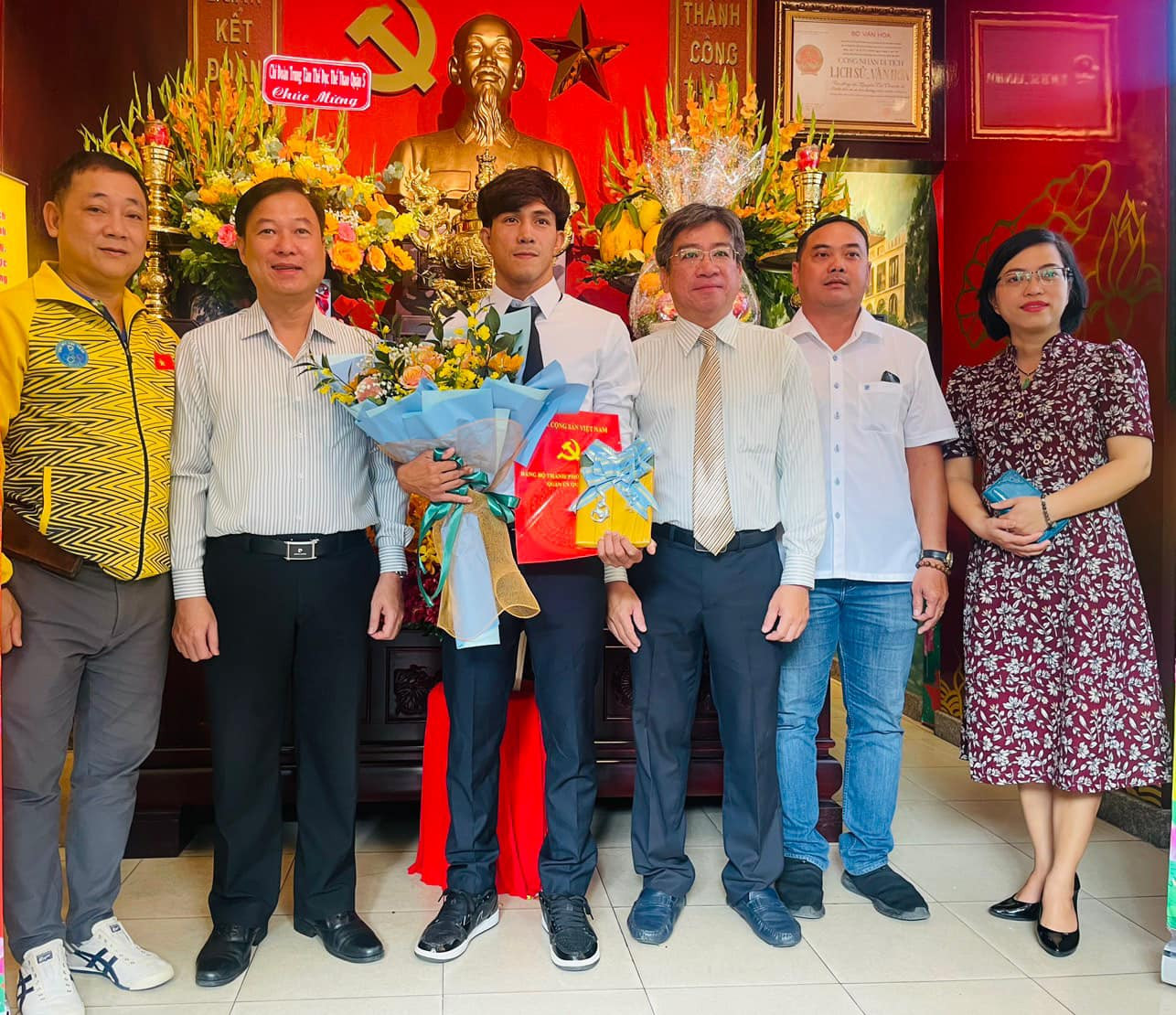Lãnh đạo quận 5, Trung tâm TDTT quận chúc mừng võ sĩ Nguyễn Trần Duy Nhất đứng vào hàng ngũ của Đảng. Lãnh đạo quận 5, Trung tâm TDTT quận chúc mừng võ sĩ Nguyễn Trần Duy Nhất đứng vào hàng ngũ của Đảng.