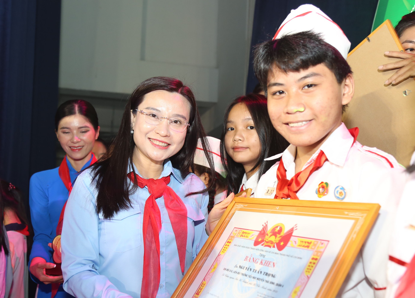 Bí thư T.Ư Đoàn, Chủ tịch Hội đồng Đội T.Ư Nguyễn Phạm Duy Trang trao bằng khen của Ban Thường vụ Thành Đoàn TPHCM cùng biểu trưng "Cháu ngoan Bác Hồ" cho các bạn đội viên tiêu biểu. Bí thư T.Ư Đoàn, Chủ tịch Hội đồng Đội T.Ư Nguyễn Phạm Duy Trang trao bằng khen của Ban Thường vụ Thành Đoàn TPHCM cùng biểu trưng "Cháu ngoan Bác Hồ" cho các bạn đội viên tiêu biểu.
