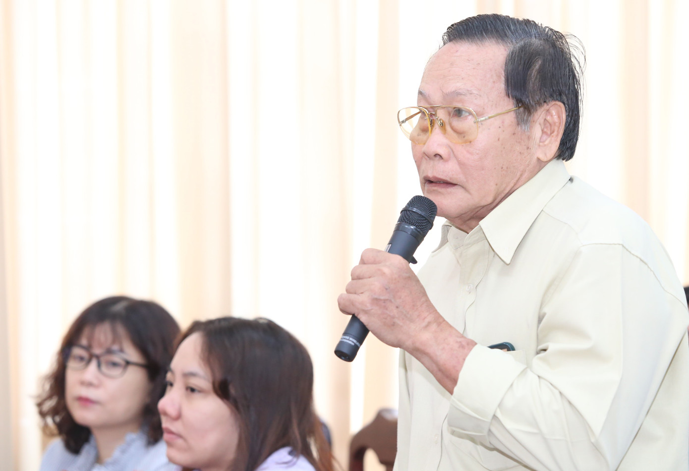 Cử tri Nguyễn Lâm Sanh trao đổi với tổ ĐBQH. Ảnh: Ngô Tùng