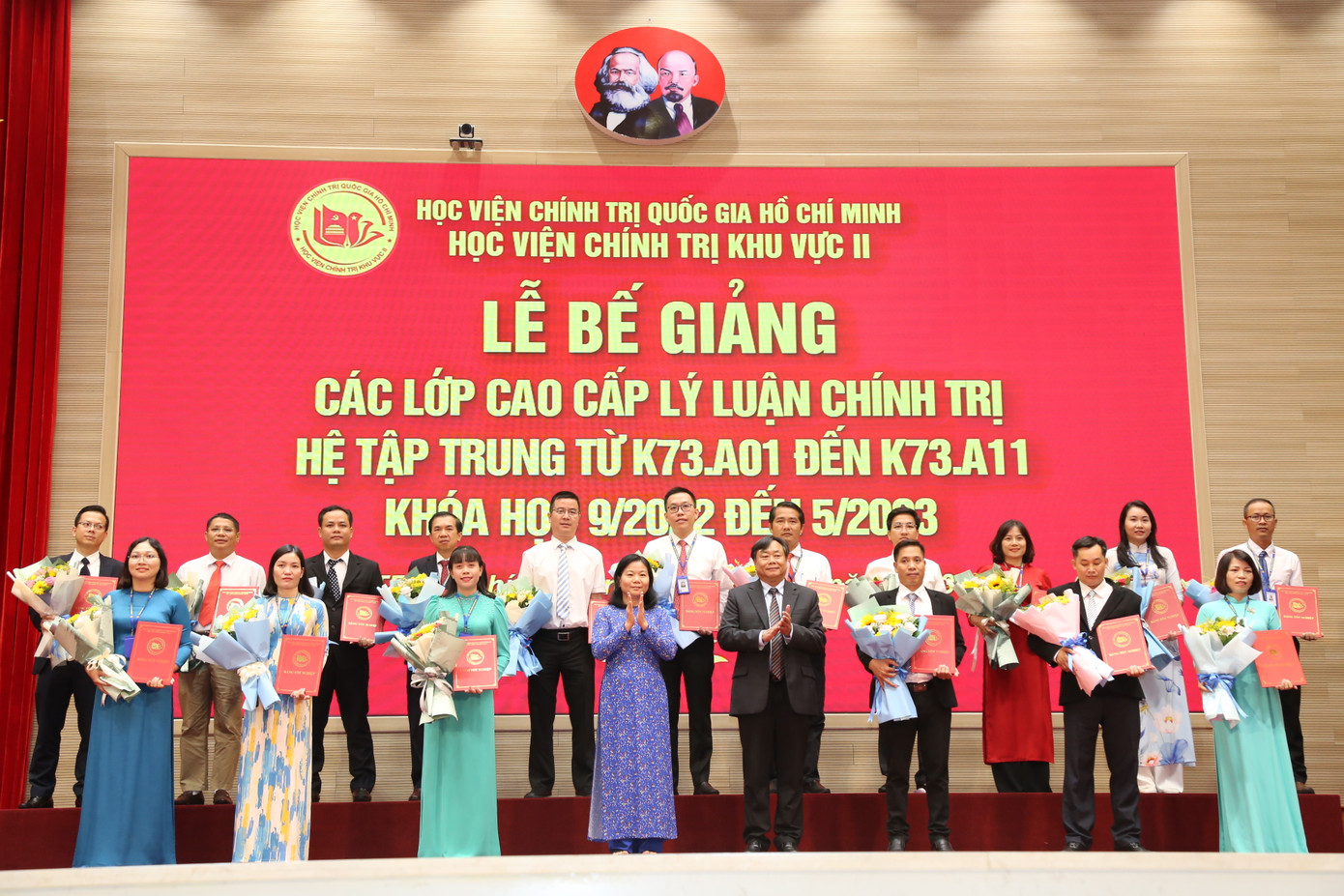 Lãnh đạo Học viện Chính trị Khu vực II trao bằng tốt nghiệp cho các học viên hoàn thành khóa học. Tổng cộng 449 học viên đến từ các cơ quan, đơn vị khu vực phía Nam tốt nghiệp dịp này. Lãnh đạo Học viện Chính trị Khu vực II trao bằng tốt nghiệp cho các học viên hoàn thành khóa học. Tổng cộng 449 học viên đến từ các cơ quan, đơn vị khu vực phía Nam tốt nghiệp dịp này.