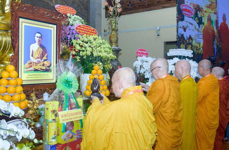 Chư tôn đức Hội đồng Chứng minh, Hội đồng Trị sự Trung ương GHPGVN dâng trầm cúng dường Tổ sư Minh Đăng Quang nhân kỷ niệm 100 năm ngày sinh của ngài. Ảnh: Báo Giác Ngộ. Chư tôn đức Hội đồng Chứng minh, Hội đồng Trị sự Trung ương GHPGVN dâng trầm cúng dường Tổ sư Minh Đăng Quang nhân kỷ niệm 100 năm ngày sinh của ngài. Ảnh: Báo Giác Ngộ.