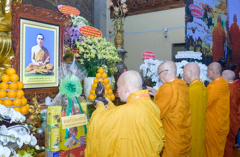 Chư tôn đức Hội đồng Chứng minh, Hội đồng Trị sự Trung ương GHPGVN dâng trầm cúng dường Tổ sư Minh Đăng Quang nhân kỷ niệm 100 năm ngày sinh của ngài. Ảnh: Báo Giác Ngộ.