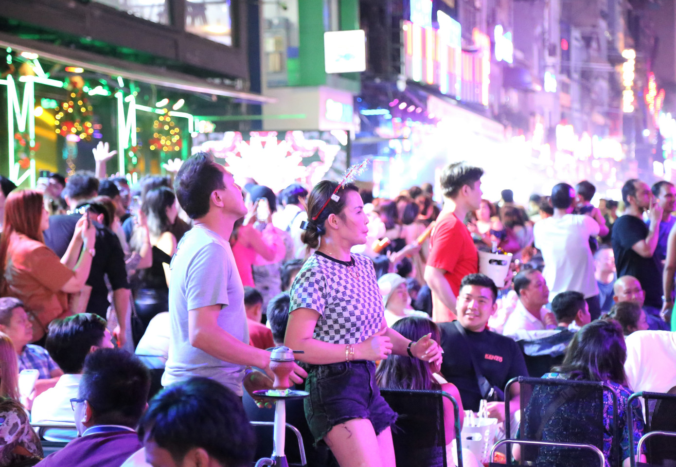 Người dân TPHCM và các du khách nước ngoài vô cùng hân hoan, phấn khởi trong thời khắc đặc biệt này .