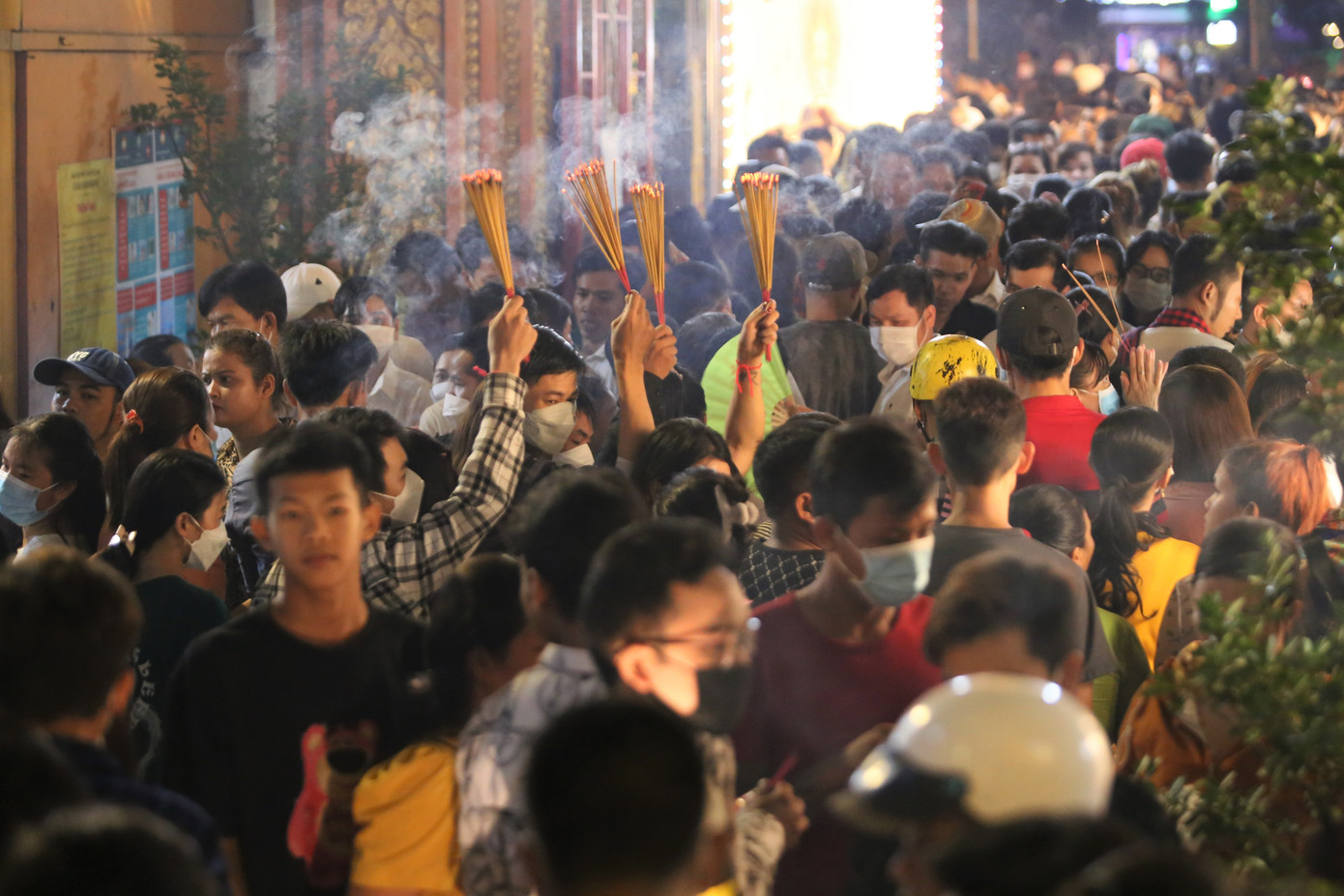 Càng về tối, người dân về chùa vui hội càng đông đúc.