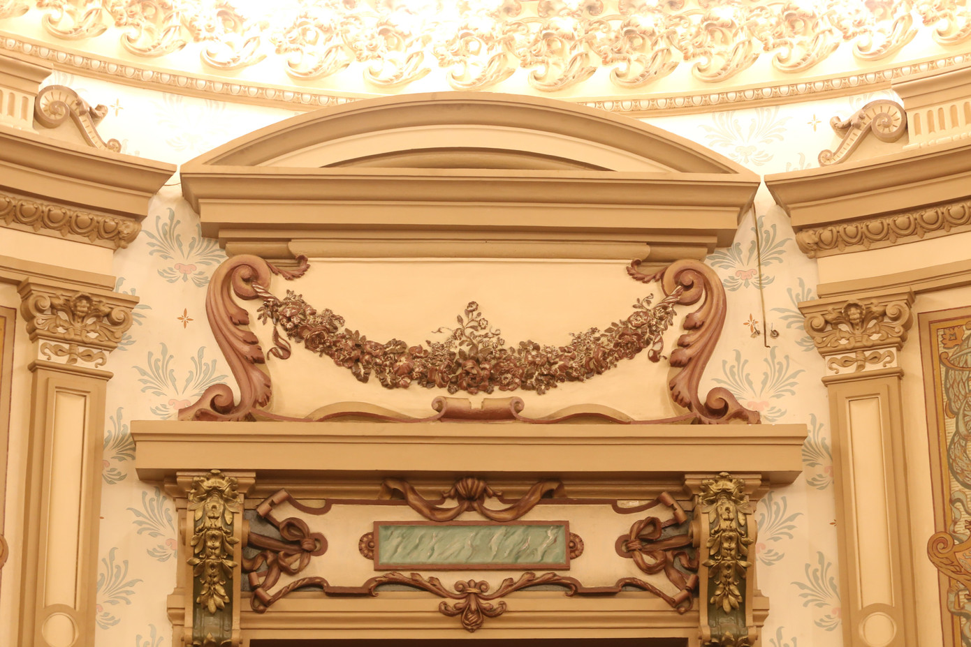 Những bức phù điêu đậm chất kiến trúc Gothic ở châu Âu. Những bức phù điêu đậm chất kiến trúc Gothic ở châu Âu.