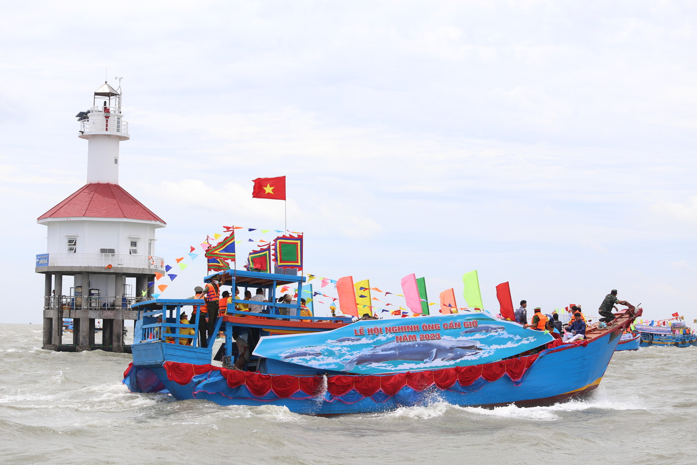 Khi đến vị trí Nhà đèn (vùng biển tiếp giáp giữa huyện Cần Giờ, TPHCM và tỉnh Bà Rịa - Vũng Tàu), đoàn tàu ngừng di chuyển để thực hiện nghi thức cúng lễ trên biển.