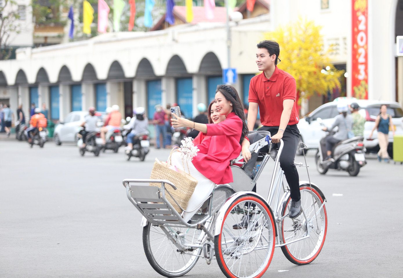 Các bạn trẻ cho biết, dịp Tết hai năm qua đều chụp ở chợ Bến Thành bởi đây là địa điểm rất nổi bật và thích hợp vào thời điểm Tết. &quot;Tụi mình cùng chọn trang phục đỏ với mong muốn có nhiều may mắn trong dịp Tết. Ngoài ra, giờ mỗi đứa cũng không còn nhỏ nữa nhưng vẫn muốn nhận lì xì, nên mặc trang phục này với mong muốn cô chú, họ hàng nhìn thấy có thể lì xì cho tụi mình&quot;, Hiệp Cường hóm hỉnh chia sẻ.