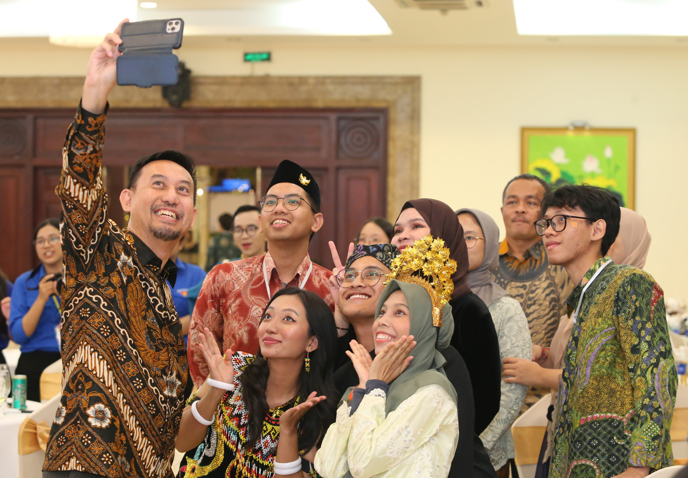 Tổng Lãnh sự quán Indonesia tại TPHCM Agustaviano Sofjan (bìa trái) chụp ảnh wefie cùng các thành viên đoàn đại biểu đất nước mình tại buổi gặp gỡ. Tổng Lãnh sự quán Indonesia tại TPHCM Agustaviano Sofjan (bìa trái) chụp ảnh wefie cùng các thành viên đoàn đại biểu đất nước mình tại buổi gặp gỡ.