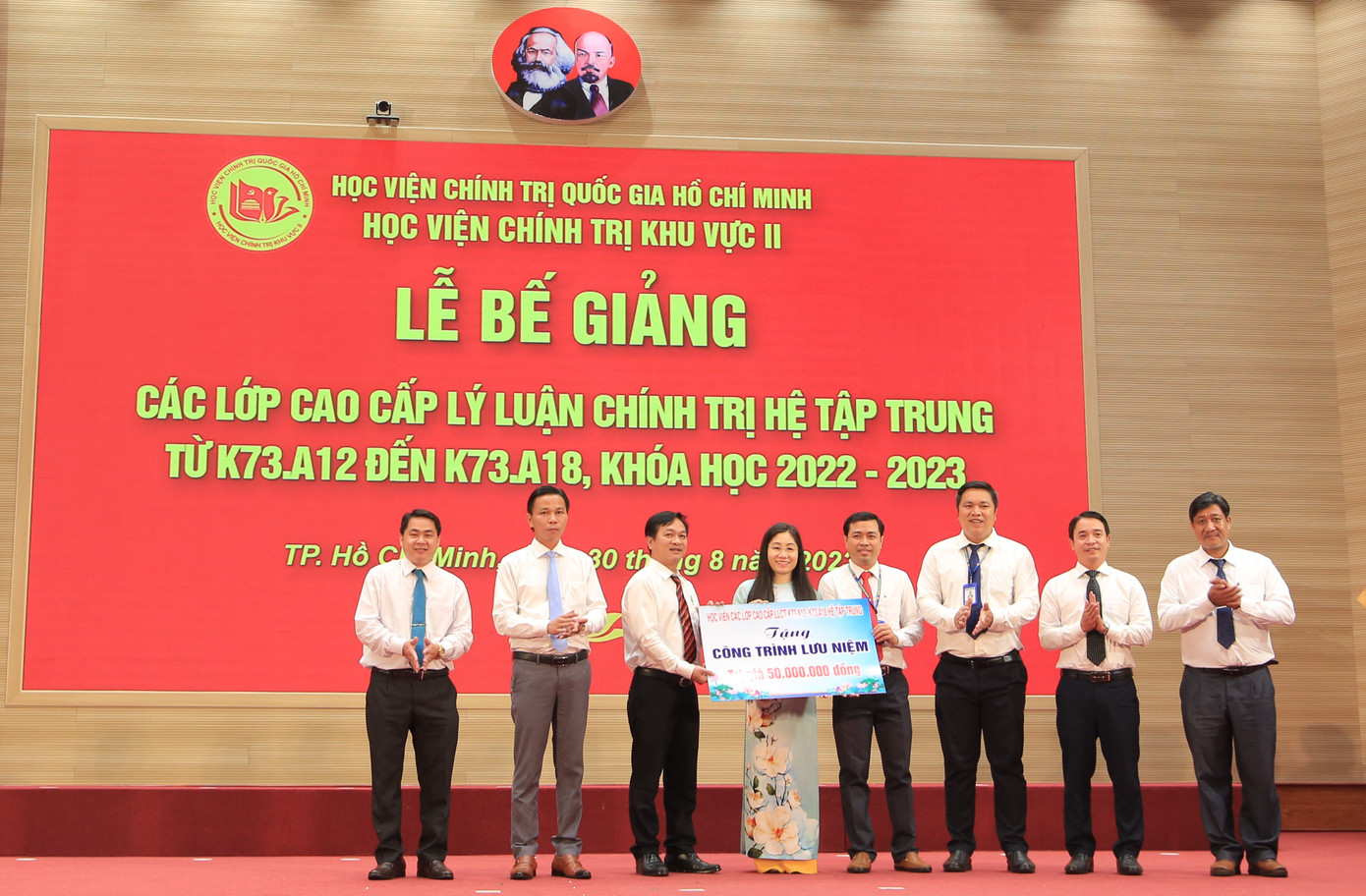 Học viên trao tặng công trình lưu niệm sau khi kết thúc khoá học. Học viên trao tặng công trình lưu niệm sau khi kết thúc khoá học.